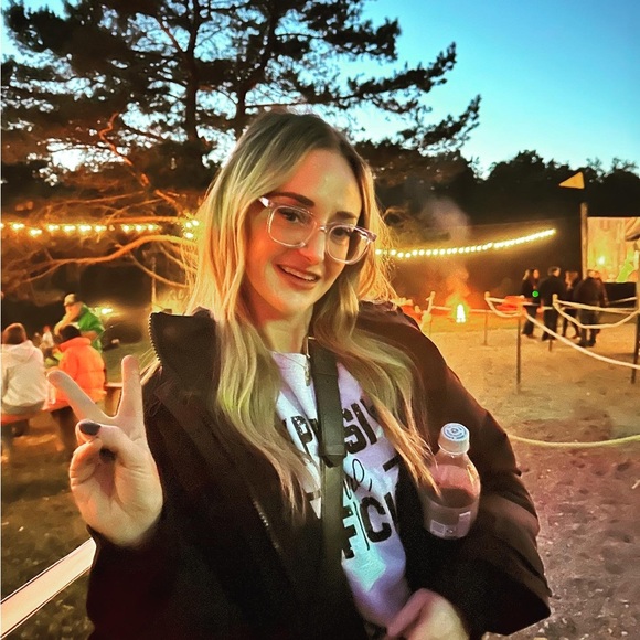 Meet your Posher, Jessica - Picture 2 of 2